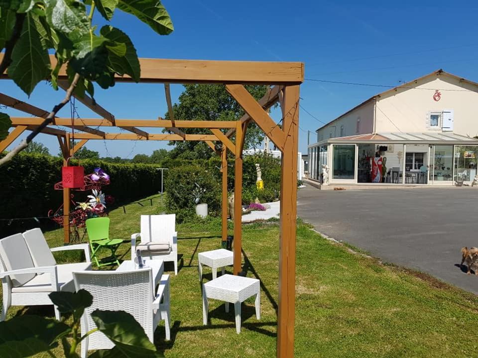 Chez Val Et Fred 85 Bed & Breakfast Les Essarts  Екстериор снимка